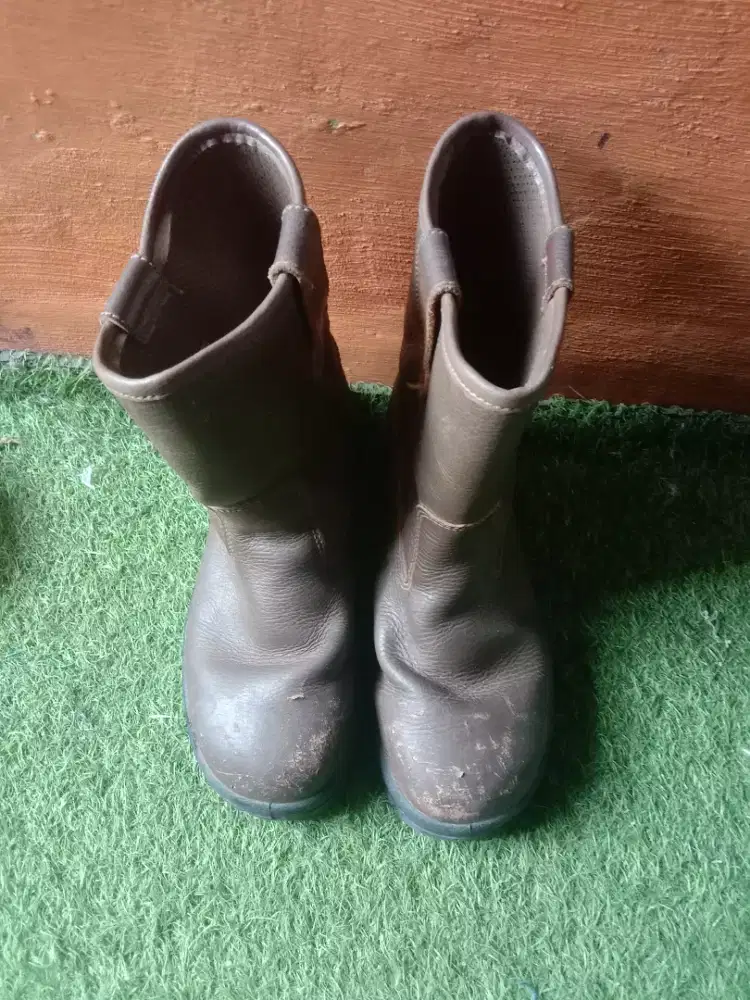 Sepatu safety boot