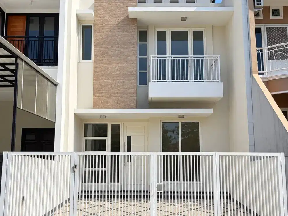 Rumah Baru di Pakuwon City Cluster Taman Mutiara, Hadap Utara (Ada Kitchen Set, Tandon Air Bawah dan Atas, Lemari Baju)