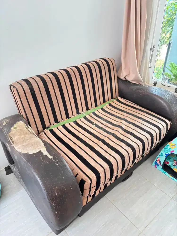 Kursi sofa sekaligus bisa dijadikan rebahan nego
