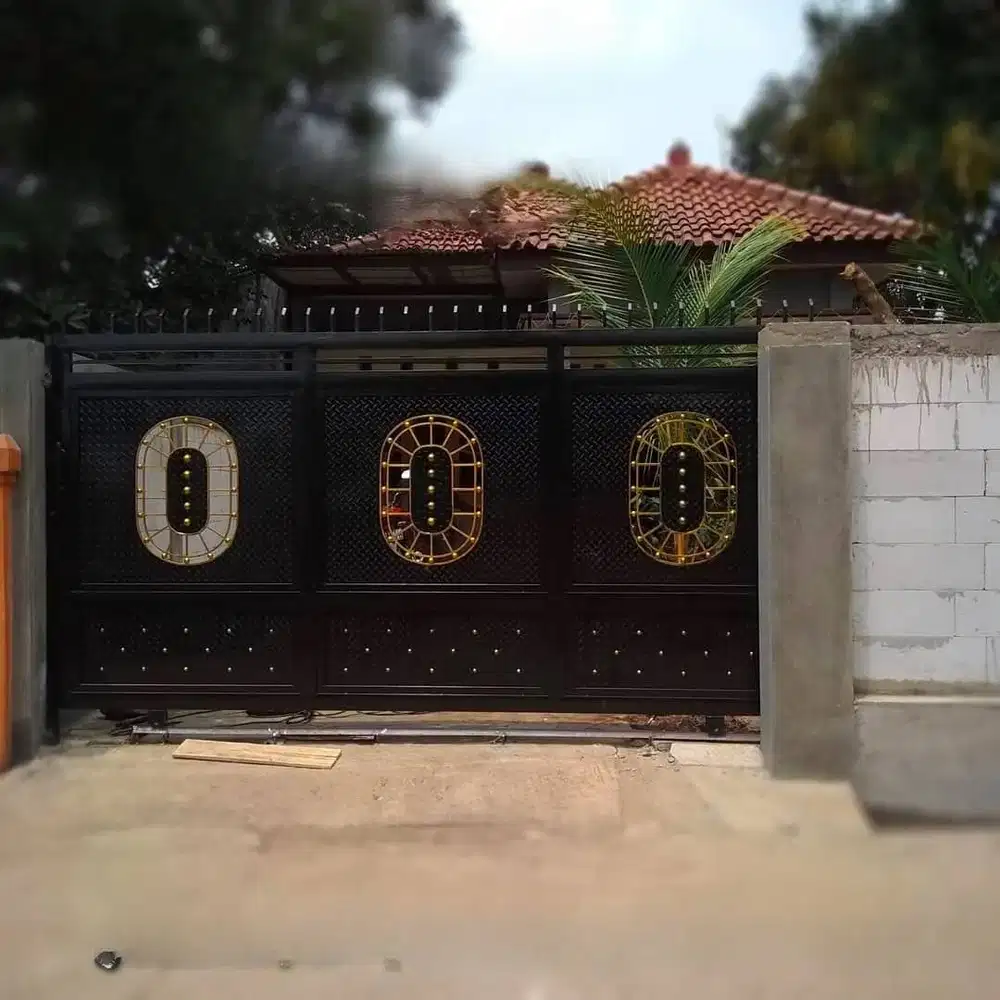 Pintu pagar rumah mewah
