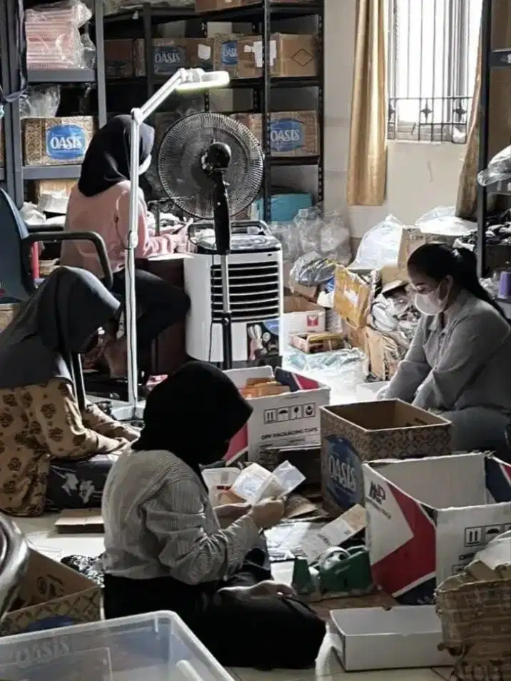 Dibutuhkan KARYAWATI untuk packing online shop Jakarta Pusat