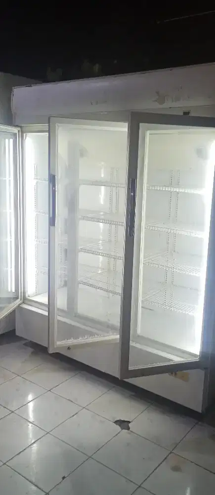 Showcase 3 pintu