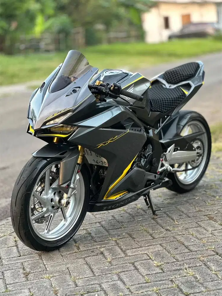 Honda CBR 250RR tipe ABS (Tertinggi) Tahun 2017 warna Grey/Abu-abu
