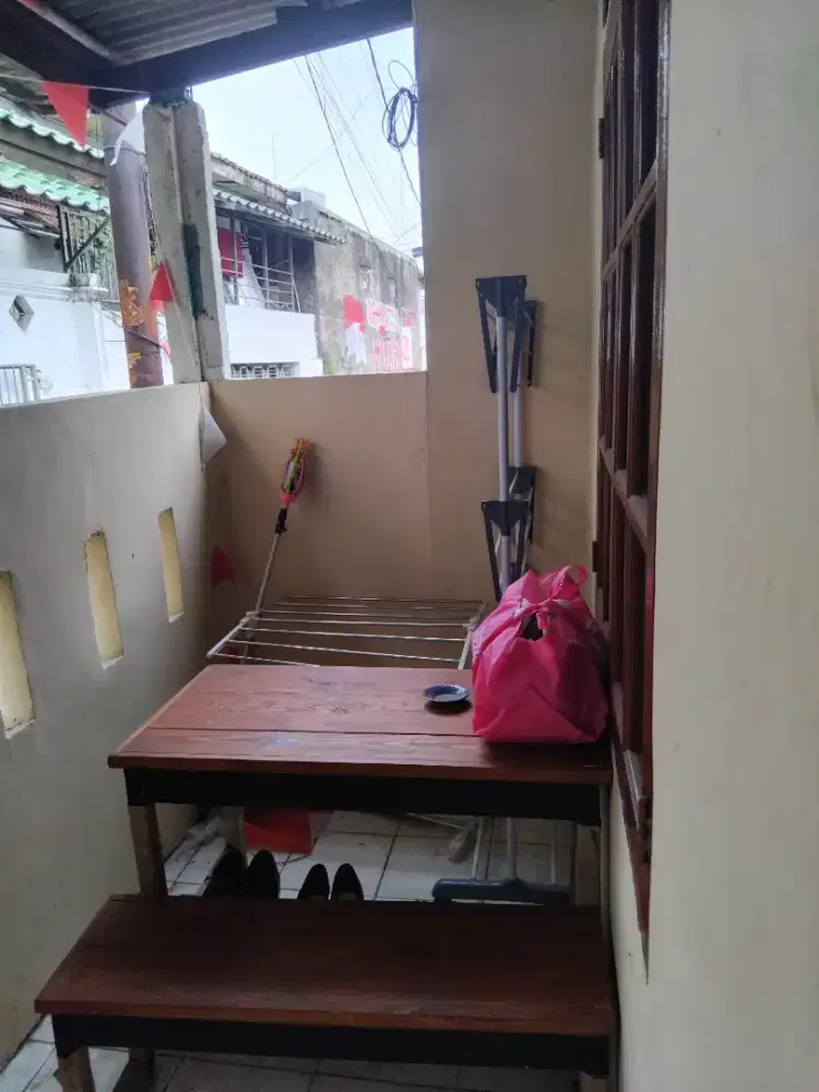 Satu set meja dan kursi