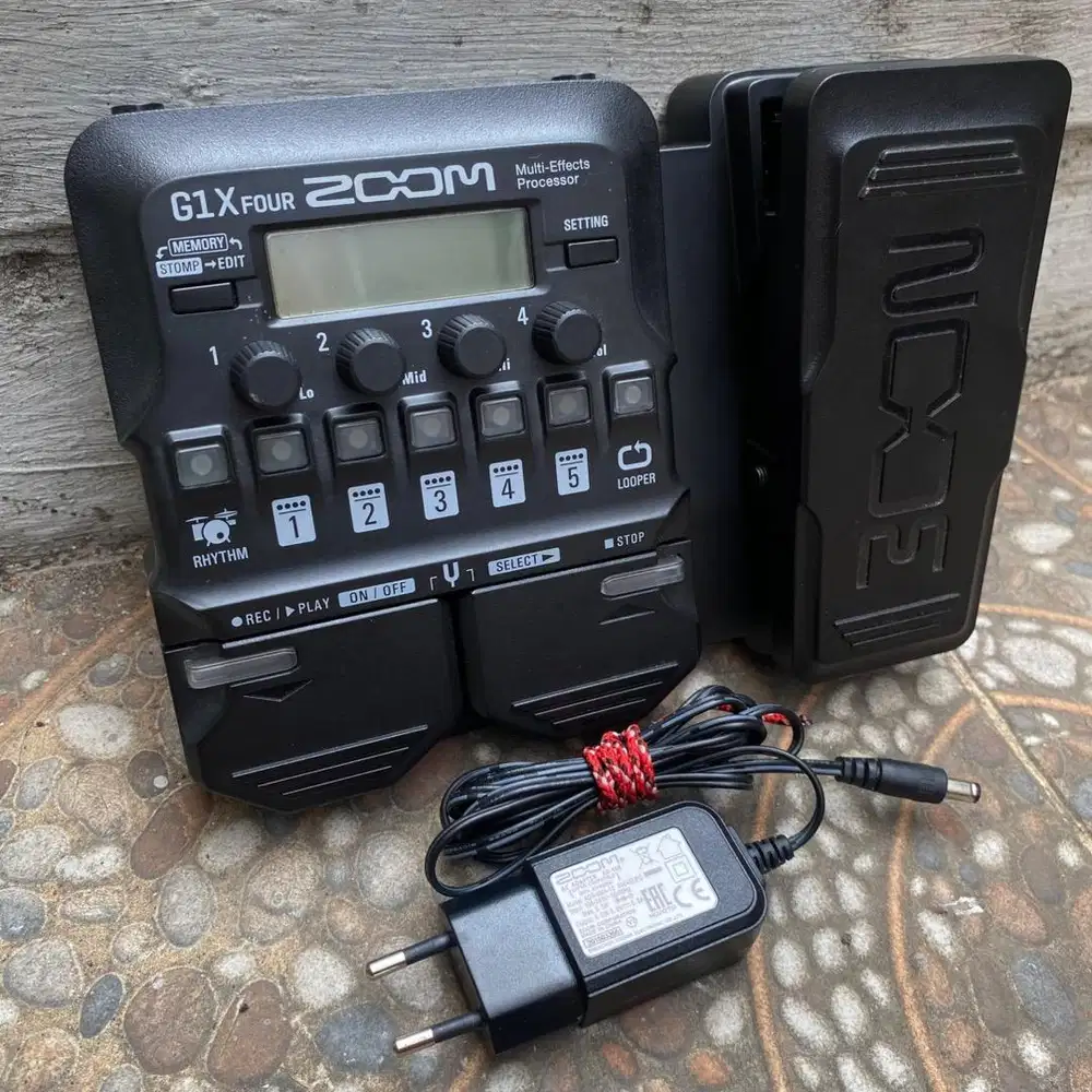 EFEK GITAR ZOOM G1X FOUR MULTI EFFECT PROCESSOR