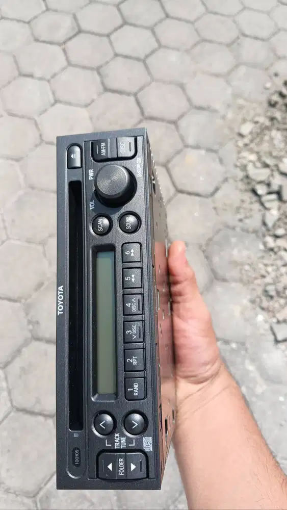 head unit original bawaan Toyota Avanza 2014.