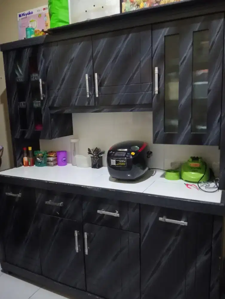 Dijual lemari makan 4 pintu