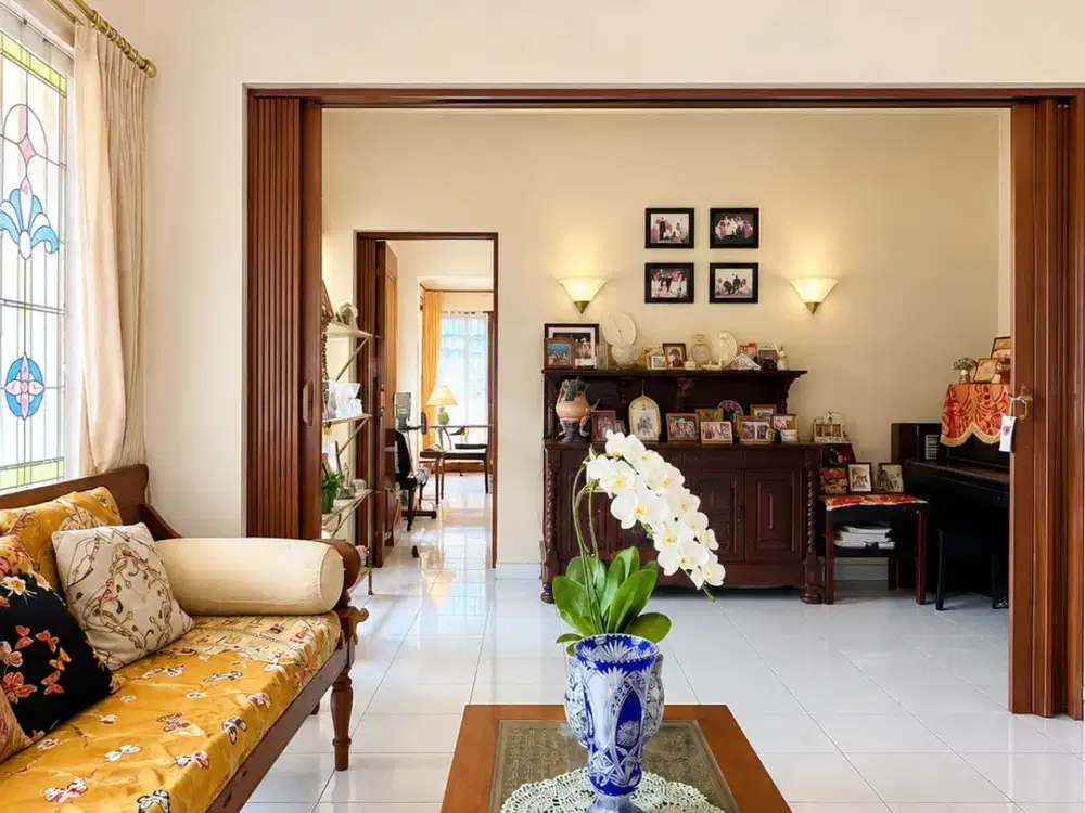 Rumah Mewah tua halaman luas lokasi tsrategis di Jakarta selatan 18584 AM,RN