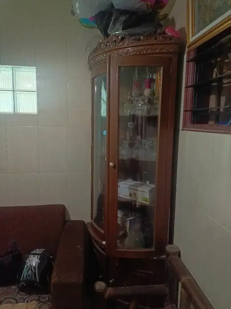 Lemari kayu jati kaca