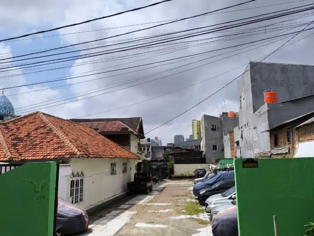 Di Jual Segera TANAH dan BANGUNAN Lokasi Strategis  - ⁠Tanah dan Bangunan di Jalan Anyer Menteng no.182