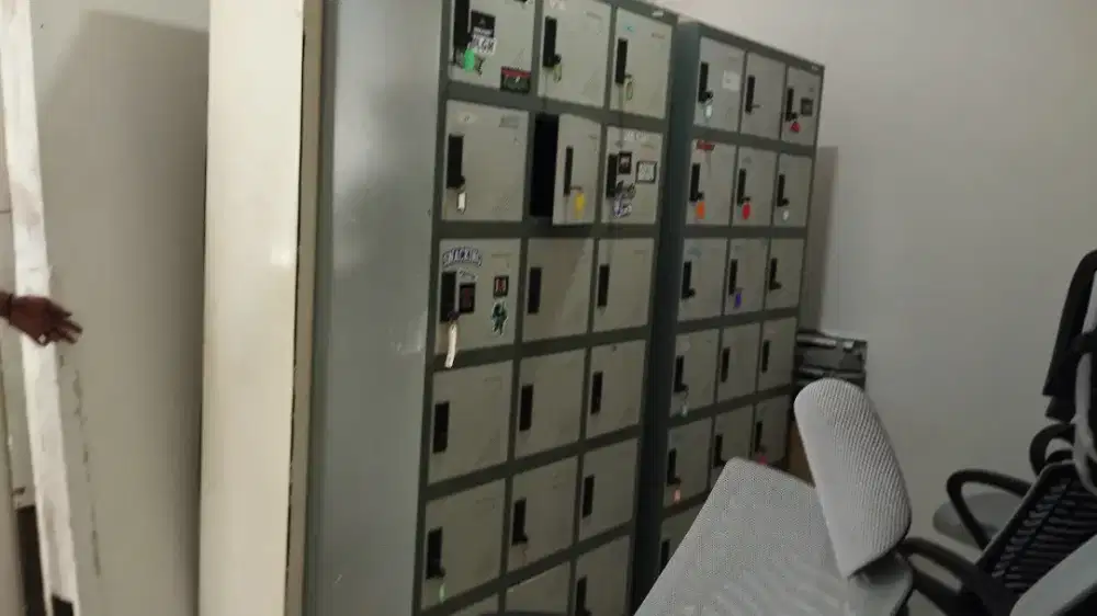 Loker kerja 18 pintu