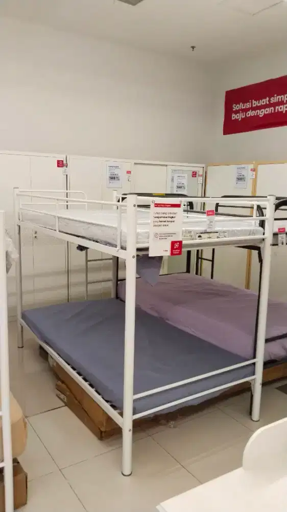 Tempat tidur tingkat besi