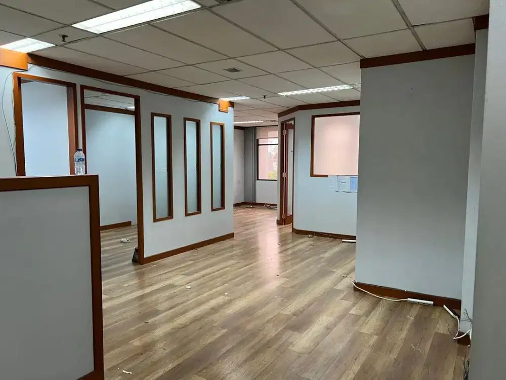 Sewa ruang kantor Fitted di Gedung Mugi Griya, MT Haryono Jakarta Selatan