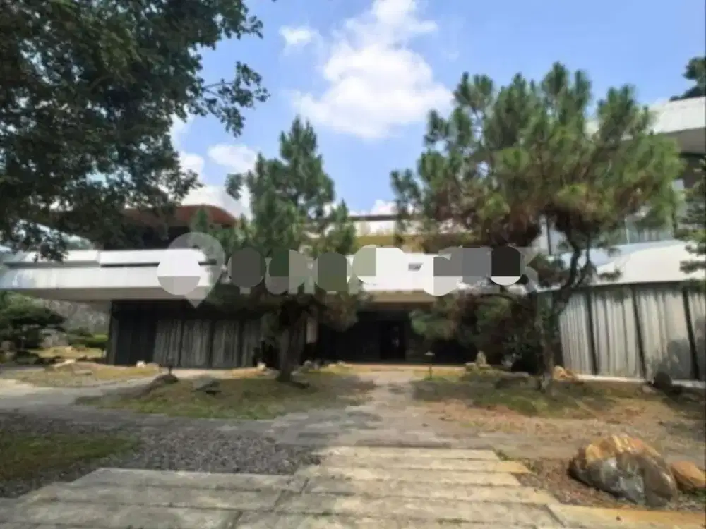 RUMAH LAMA TERAWAT CIUMBULEUIT STRATEGIS DEKAT DAGO