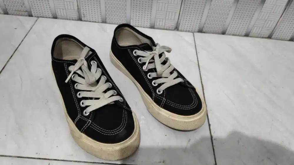 Sepatu ventela hitam second (tanpa kardus)