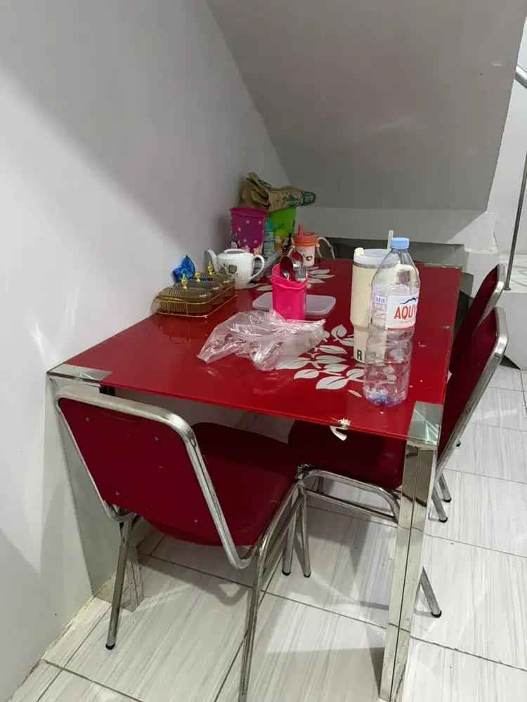 Meja makan tanpa kursi