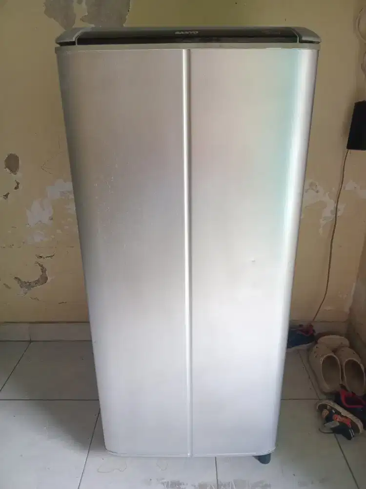 Kulkas sanyo slim beauty