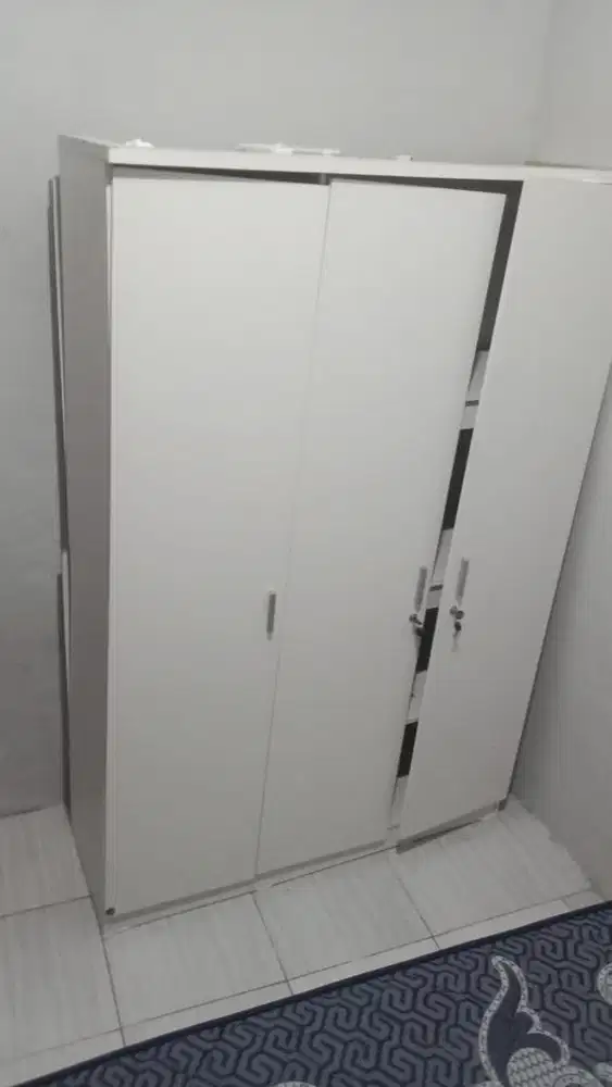 Lemari baju 3 pintu