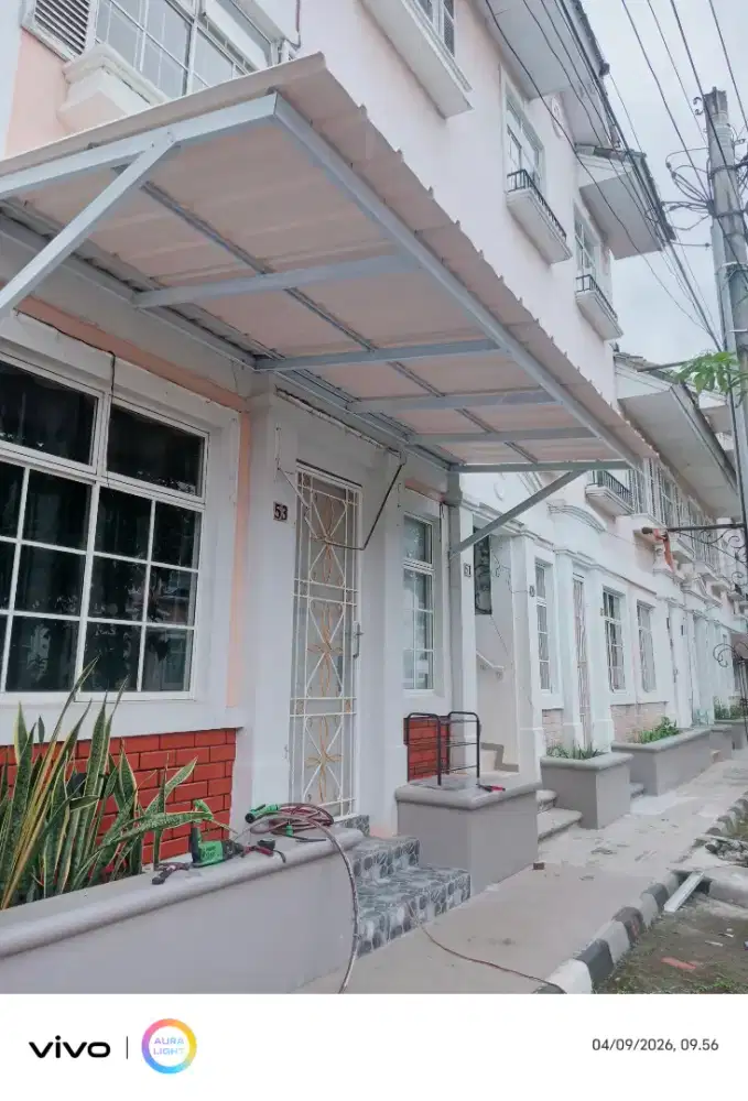 Kanopi baja ringan dan garasi