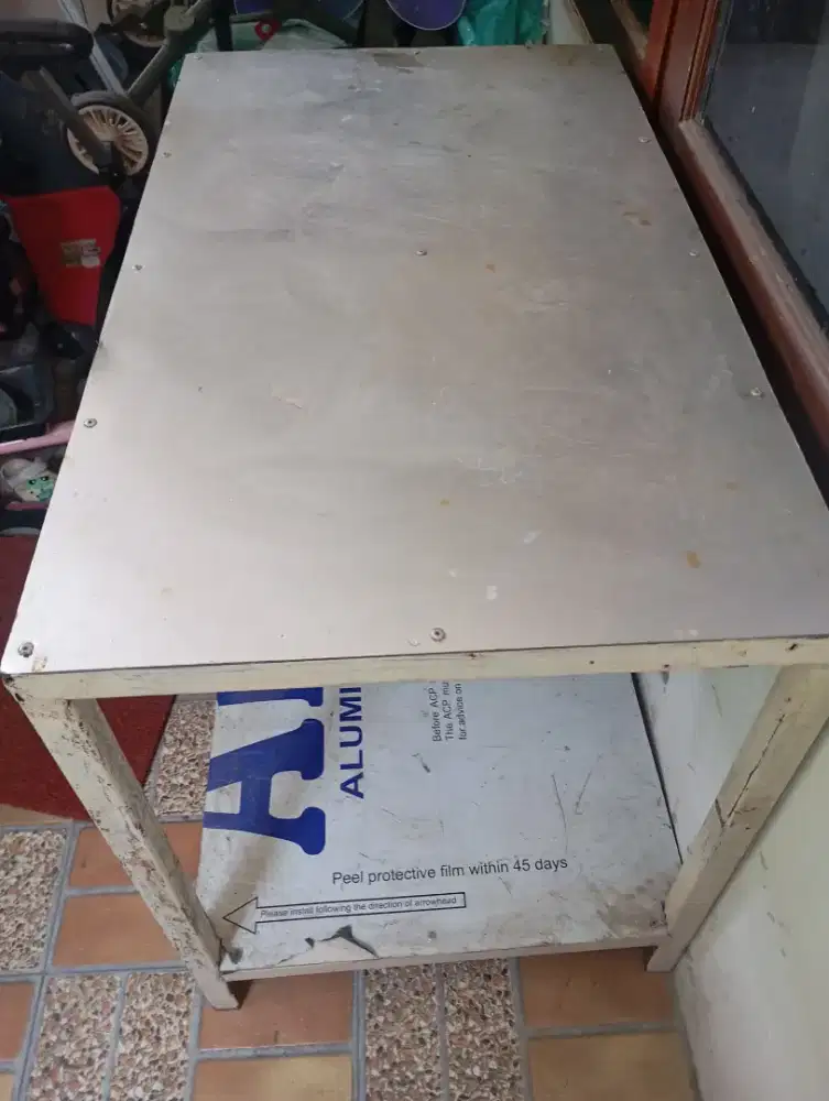 meja lapak luar dan dalam ruangan