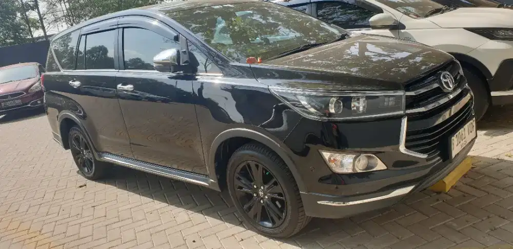 Kijang Innova Venturer 2.4 Matic Diesel 2018 Hitam