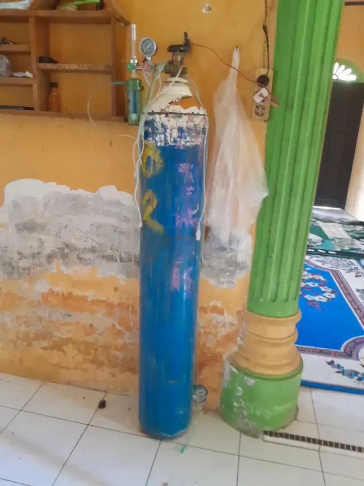 Tabung oksigen beserta isinya dan inkubator