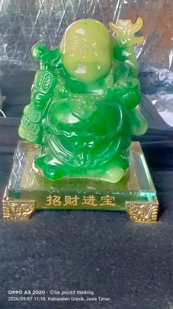 Patung Buddha tertawa maitreya