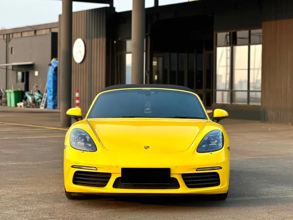 PORSCHE BOXSTER 718 YELLOW ON BLACK