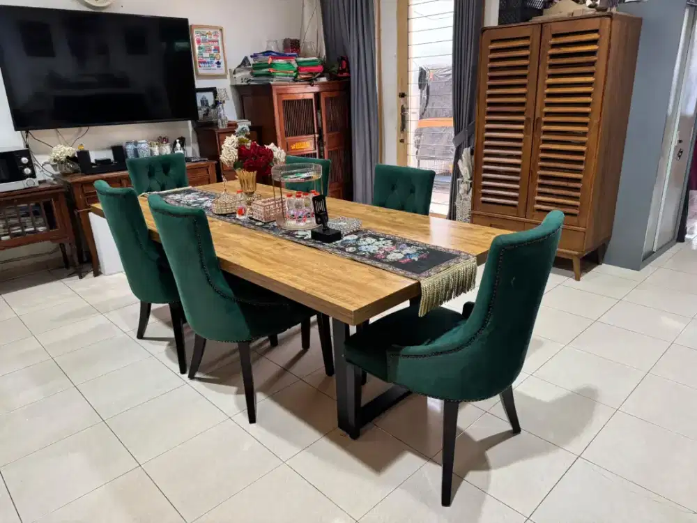 Dijual satu set Meja makan Dan bangku