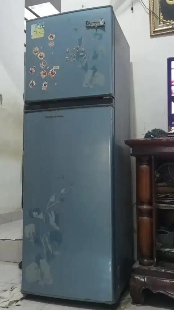 Dijual kulkas merk sharp 2pintu