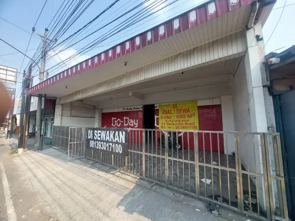 Di sewakan luas 600 m² ex showroom mobil