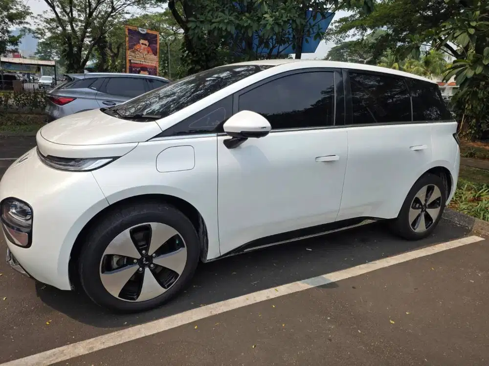 WULING CLOUD EV PRO AT PUTIH NIK 2024