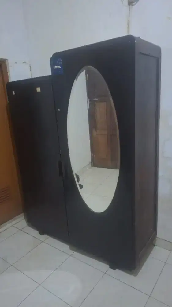 Lemari antik vintage tahan lama