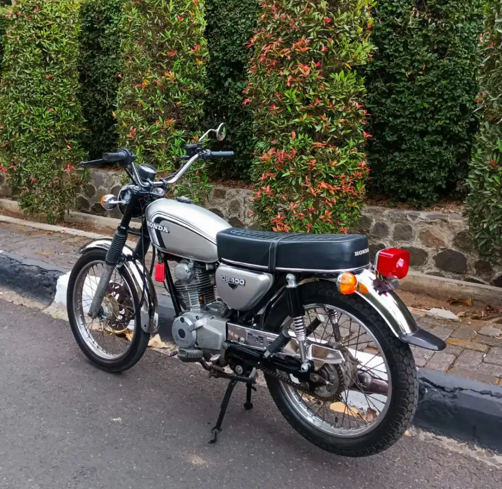 Jual honda cb100 th1977 silver edition LANGKA