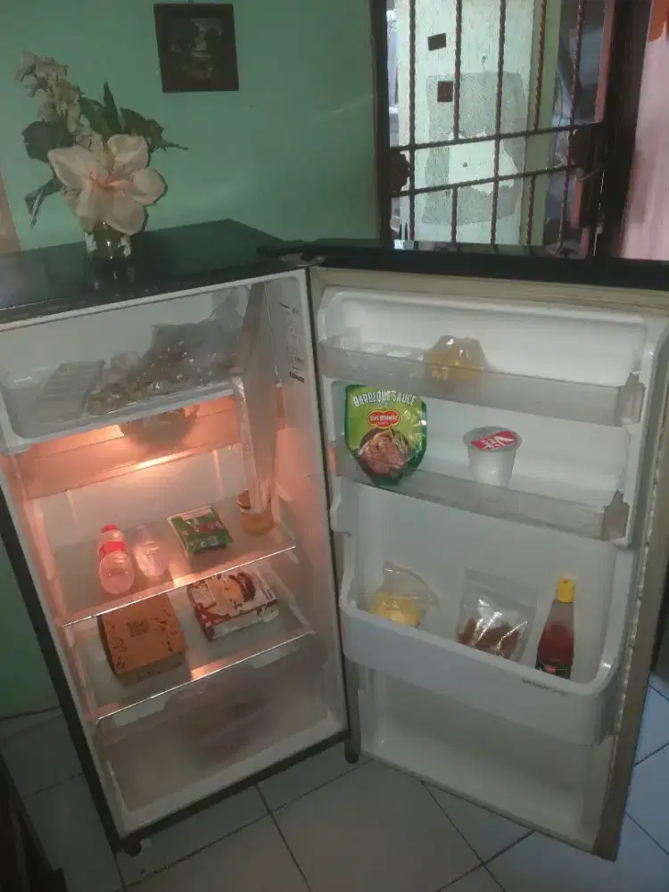 Kulkas baru 1 th sgt normal lengkap mulus free ongkir lalamove dkt