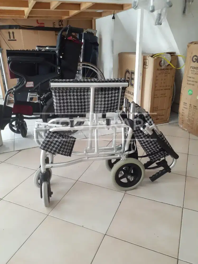 Kursi roda travelling bekas