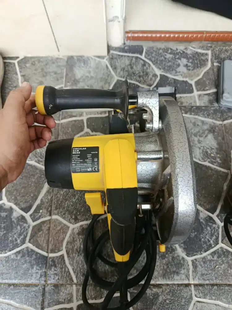 Mesin Gergaji Listrik Circular 185mm 1300 Watt IRCS3 Krisbow