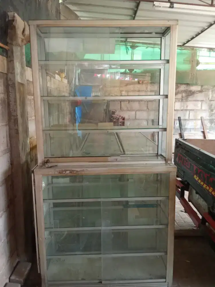 Etalase kaca warung