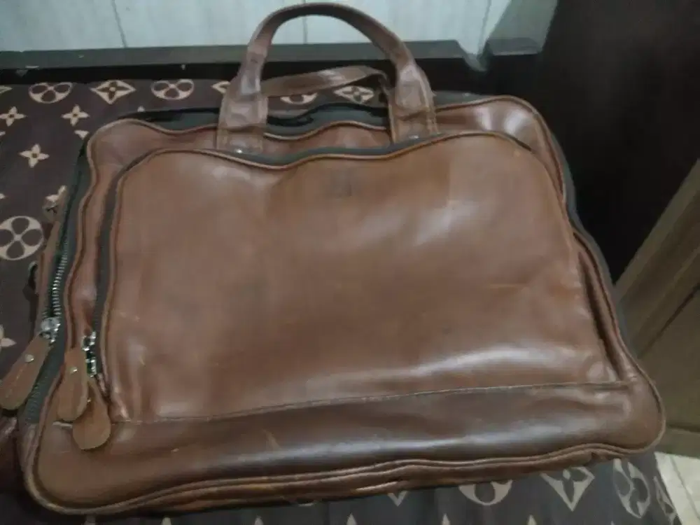 Tas slempang kulit merk Ishiya