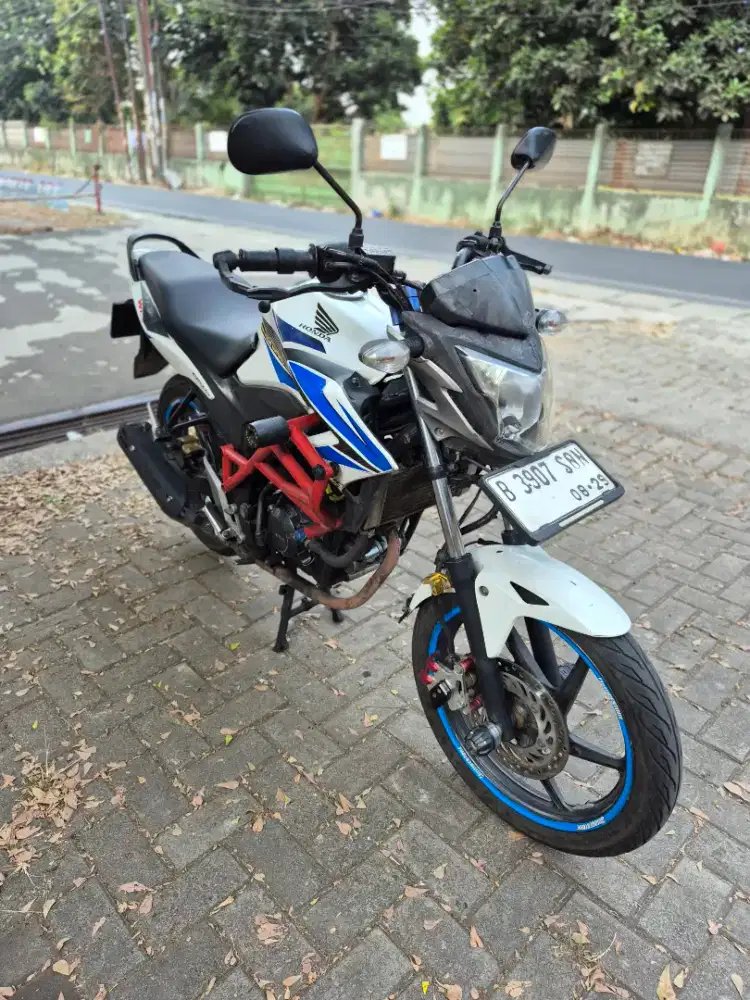 Dijual Honda CB150R tahun 2014 surat lengkap