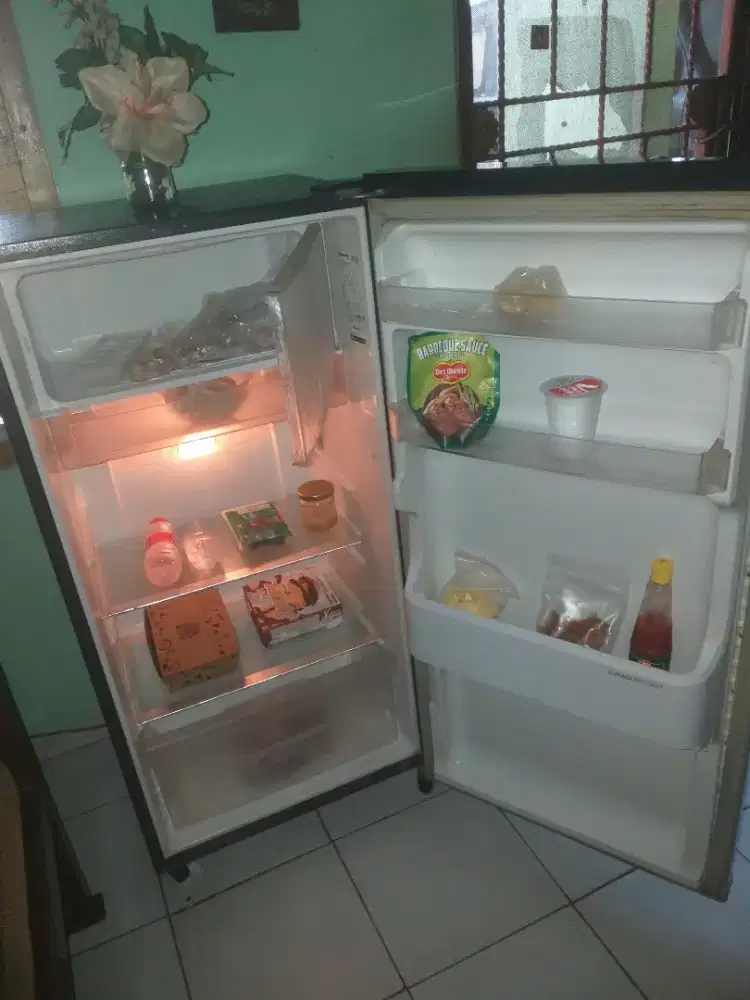 Kulkas 1 pntu br 1 th an lengkap mulus free lalamove dkt