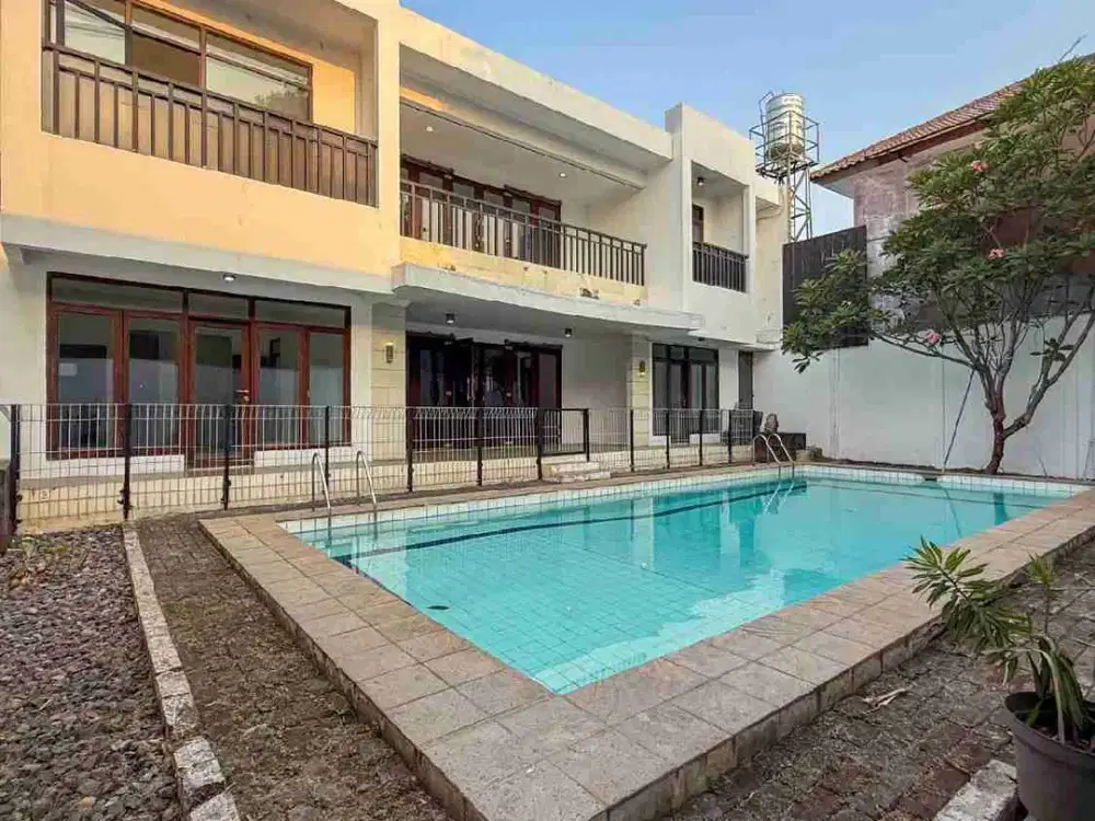 Rumah Siap Huni Dengan S Pool di Pejaten Barat