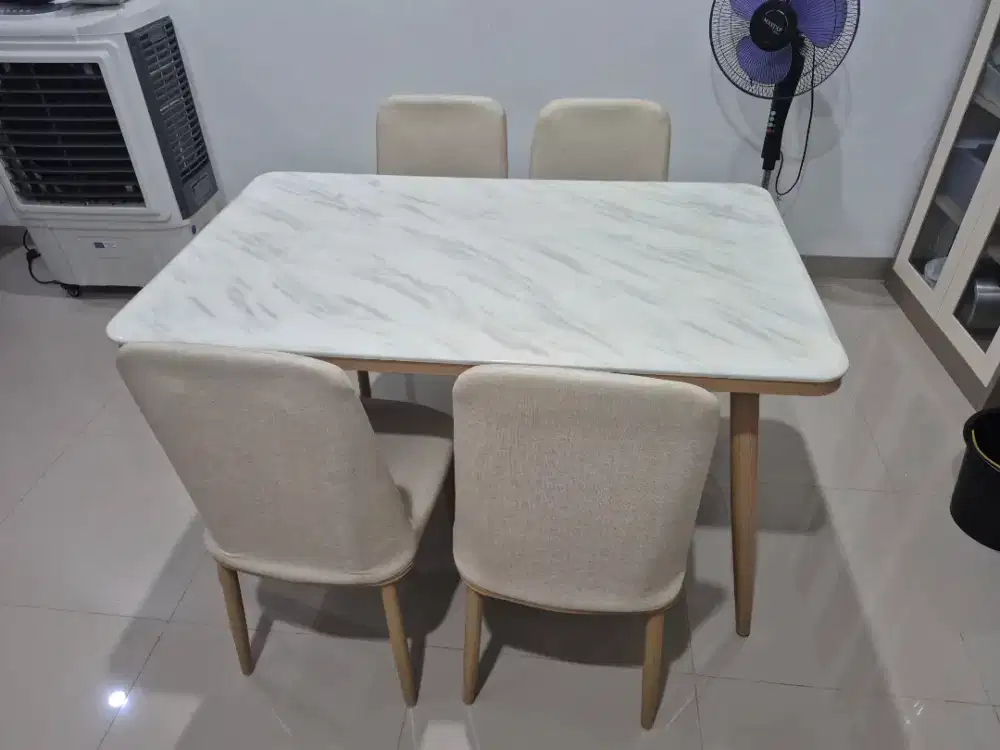 Meja Makan Motif Marmer Set 4 Kursi
