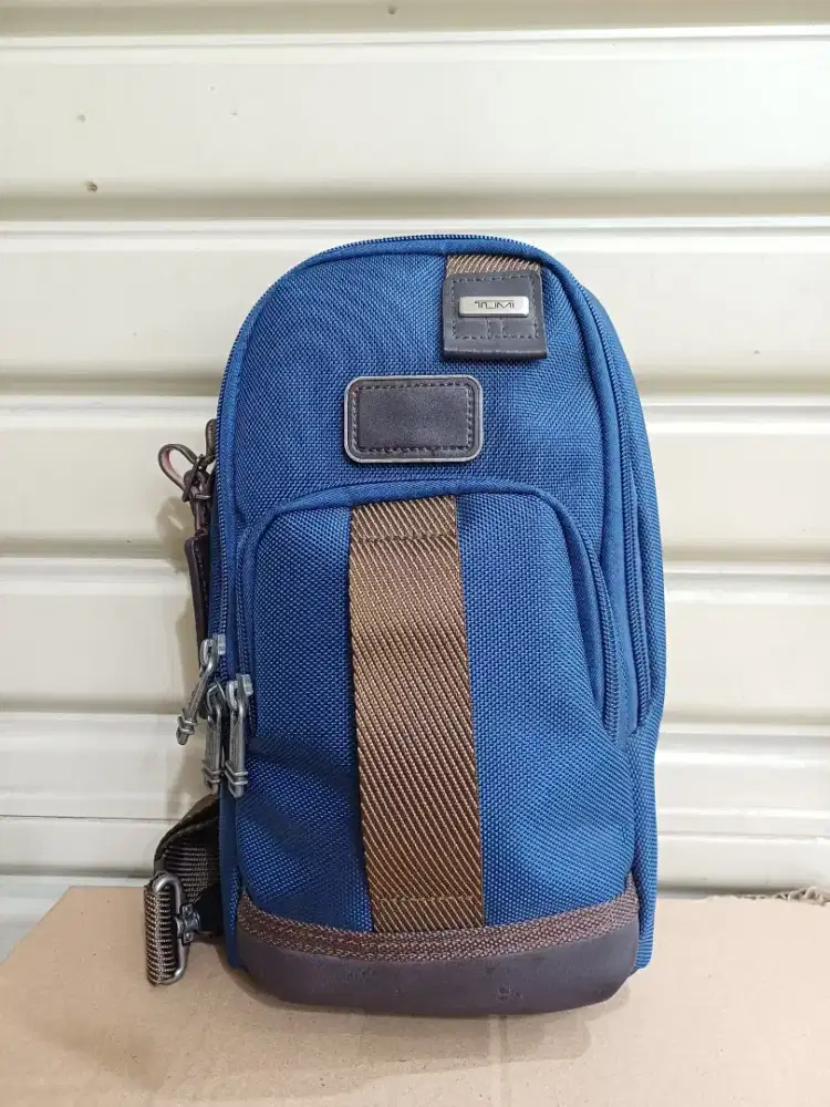 Sling Bag TUMI Men Fife berwarna biru navy