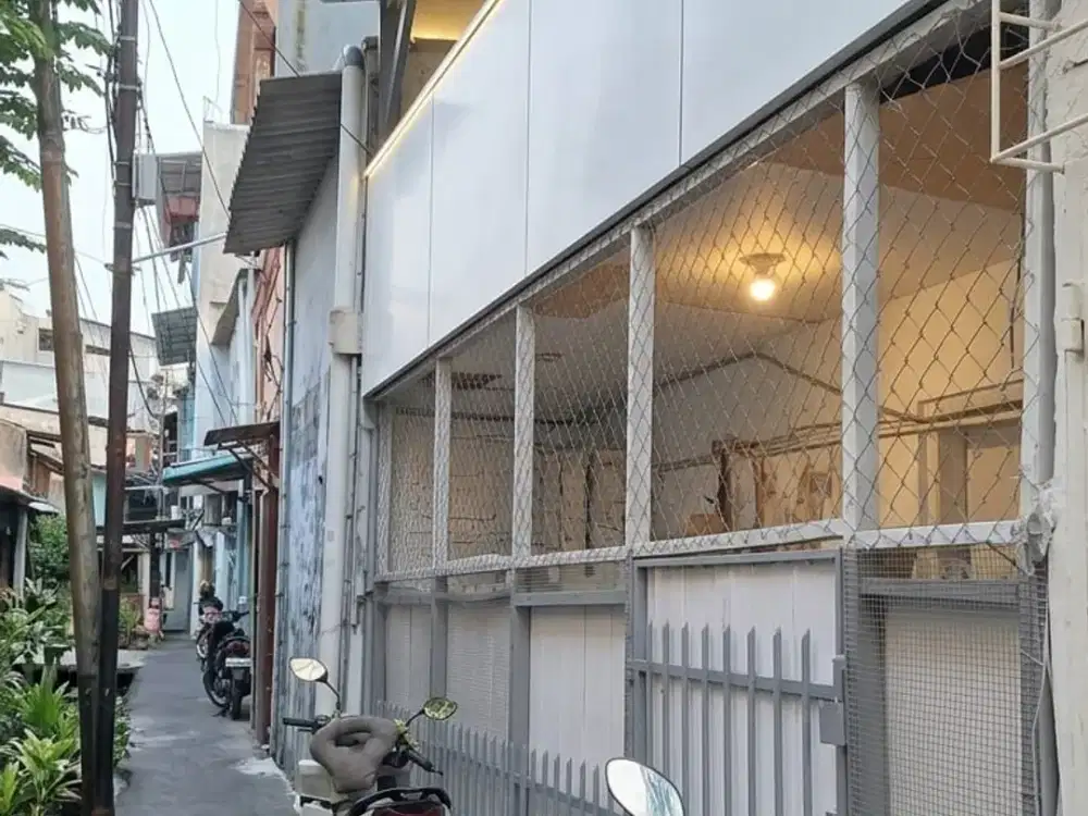 DIJUAL CEPAT Rumah Tua dengan Lokasi yang Strategis di Sawah Lio, Jembatan 5, Jakarta Barat