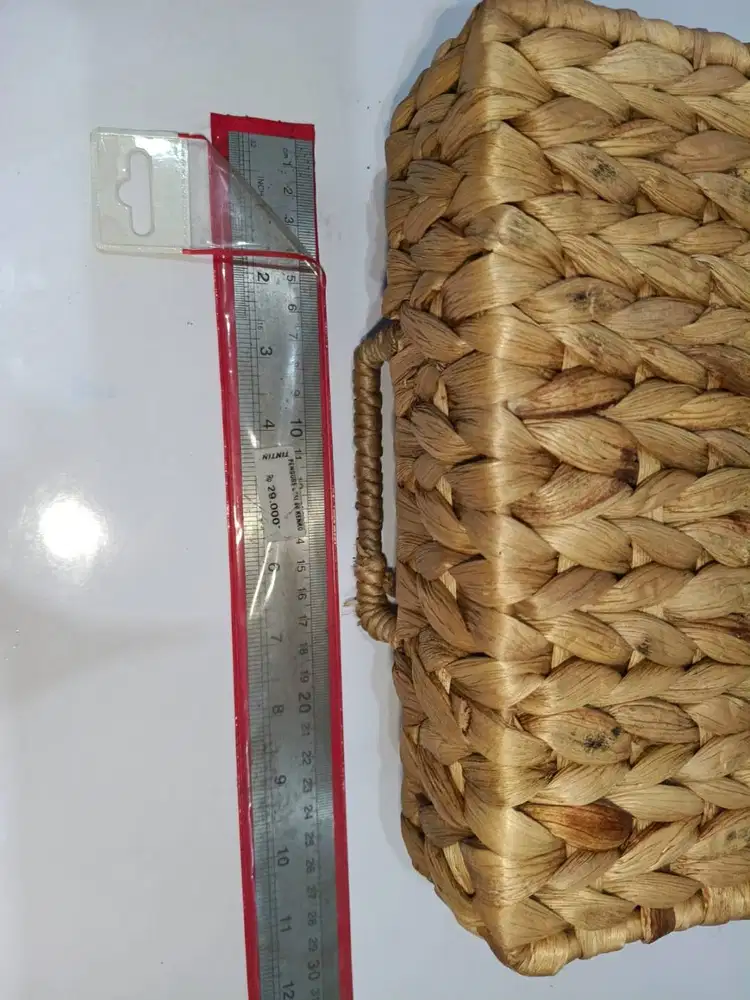 Keranjang Rotan dengan rangka besi.