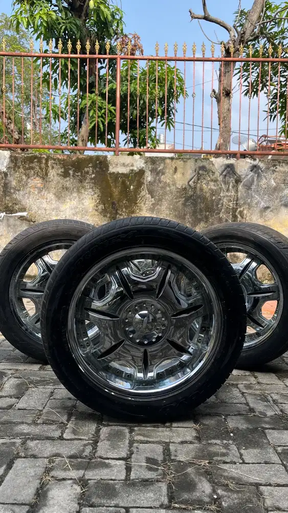 Dijual cepat Velg r18 dan ban 235/50