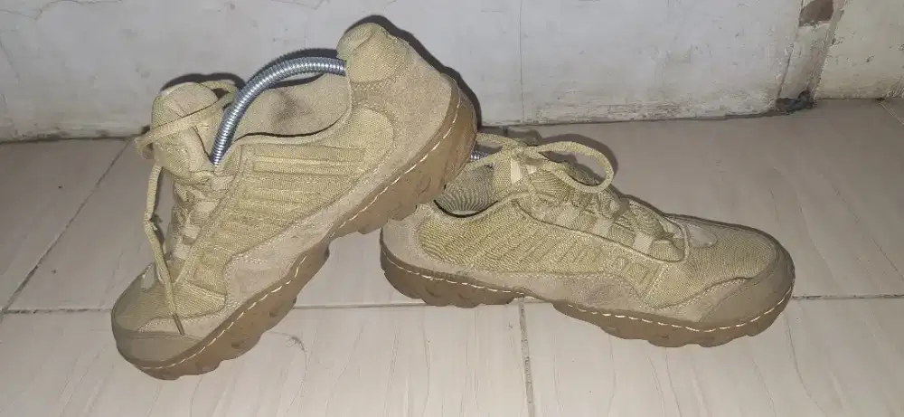 Sepatu tactikal dan outdoor