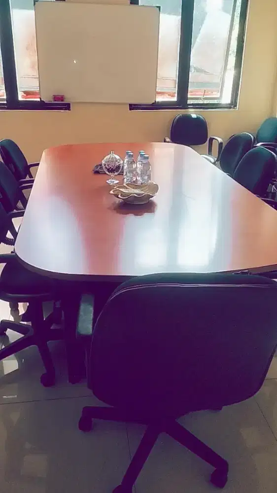 Meja meeting kantor