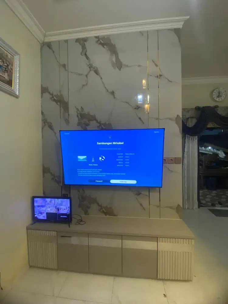 Backdrop TV Minimalis Marmer HPL + Meja TV Custom | Wall Panel Ruang
